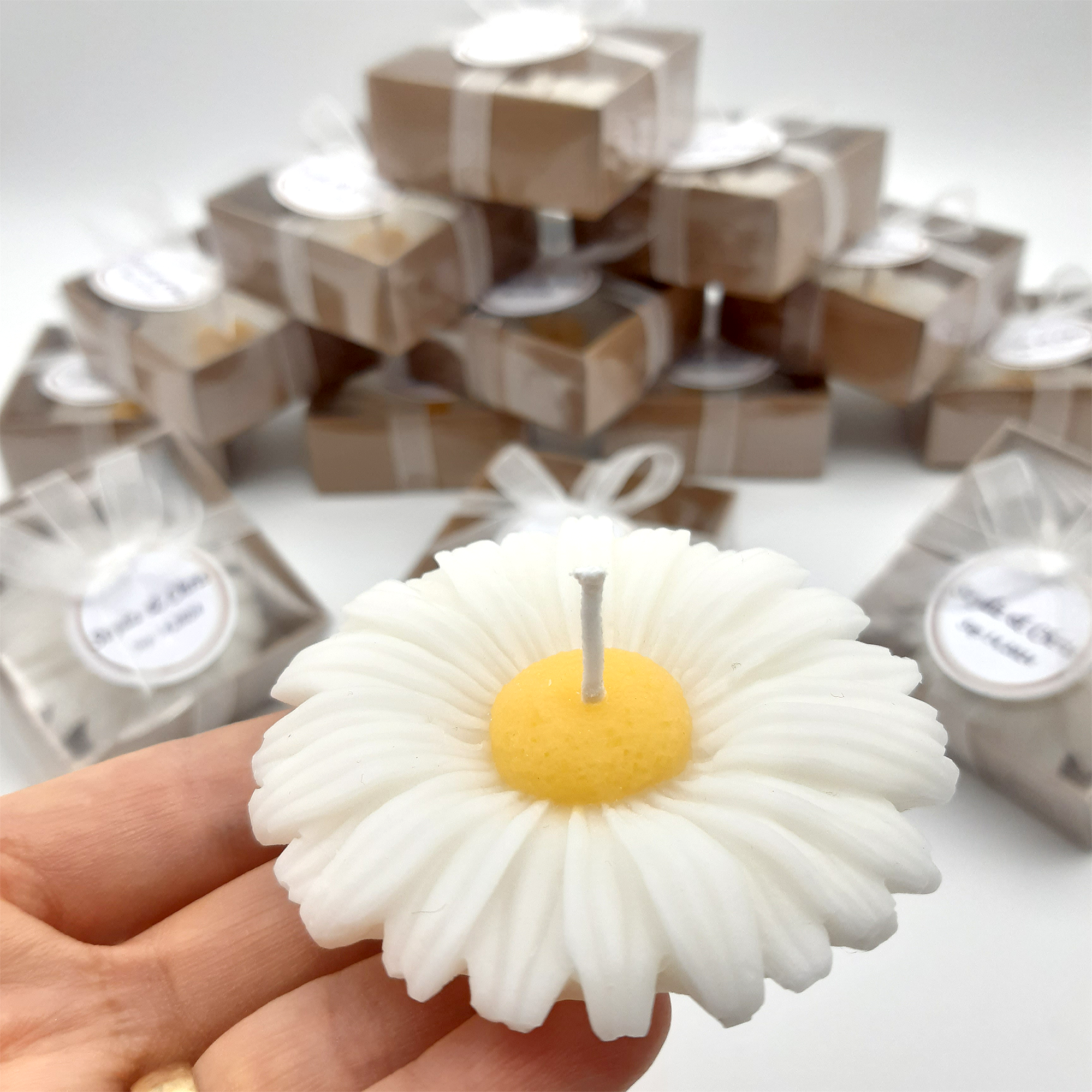 cadeau mariage invité bougie personnalisée,  marguerite bougie remerciement Idée petit cadeau