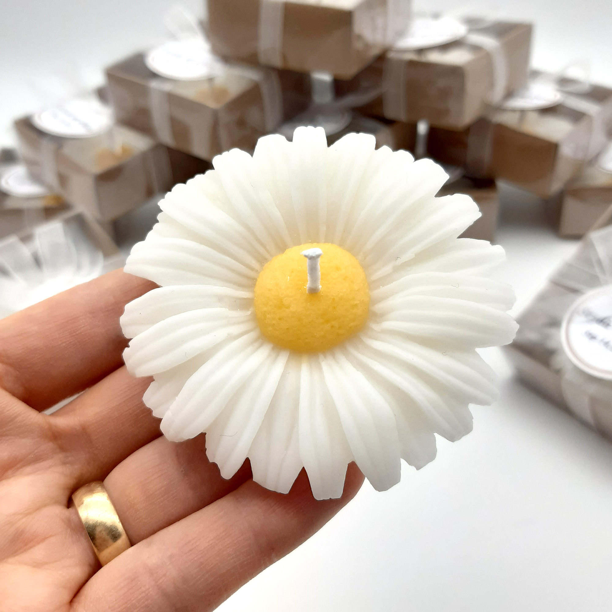 cadeau mariage invité bougie personnalisée,  marguerite bougie remerciement Idée petit cadeau